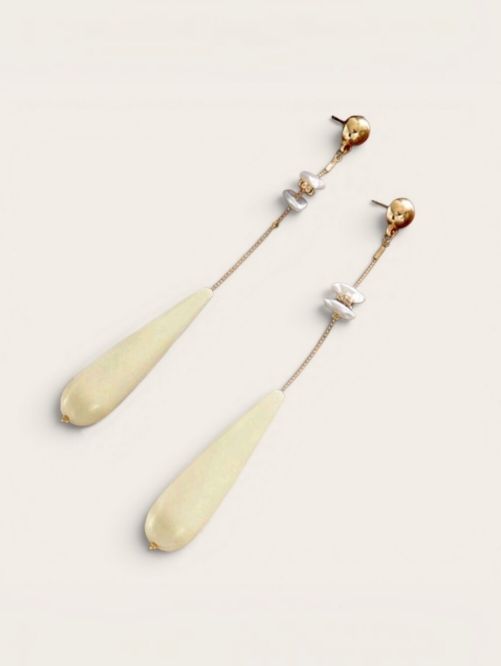 Long cream colored bohemian resin dangle earrings; nwot